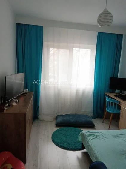 Poarta 6, 3 camere decomandate etajul 1. - 17