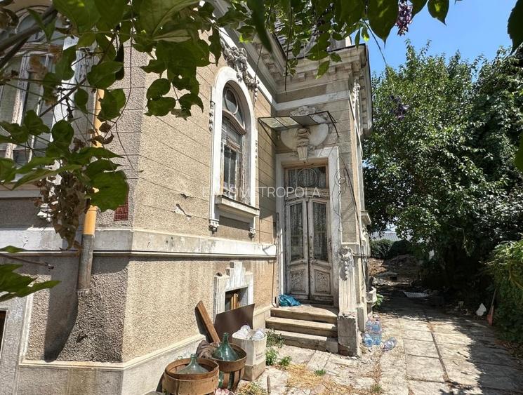 Imobil cu arhitectura Dacia - 2