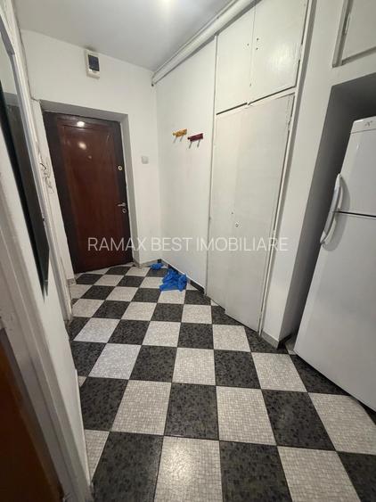 Piata Muncii 1 minut metrou - vedere spate - bloc 1986 - 4