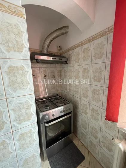 Apartament 2 camere -Zona Sud - etaj  3/4 - 40 mp -57000 euro negociabil - 8