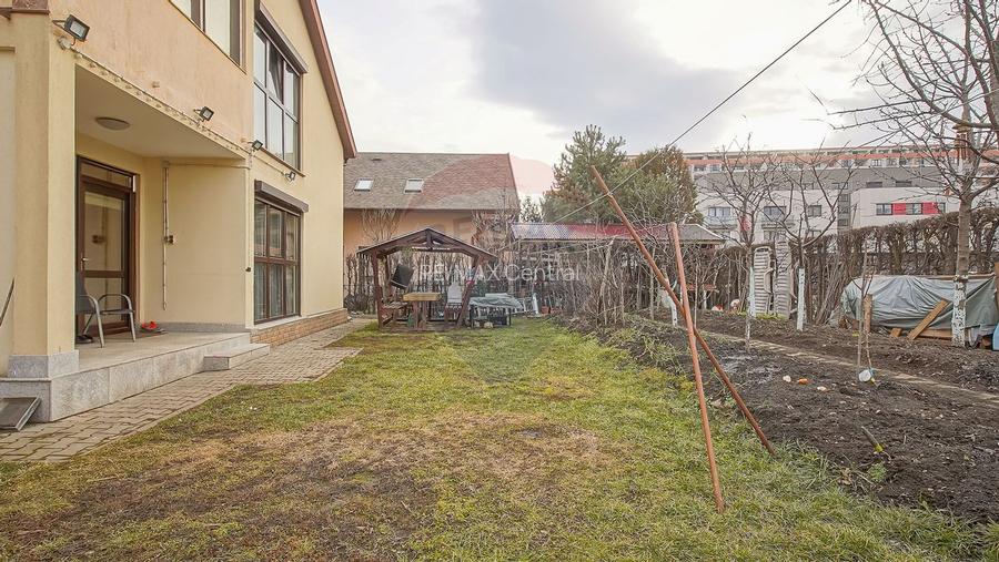 Casă / Vilă cu 4 camere de vânzare în zona Tractorul - 23