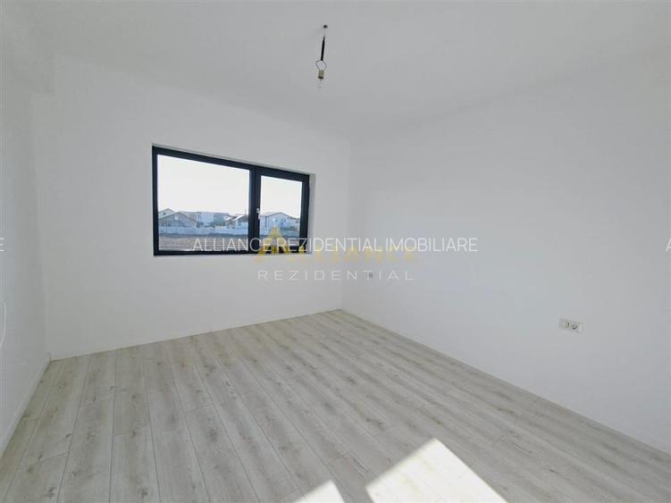 Ansamblu - Vila individuala - 5 camere - 3 bai - dressing - curte amenajata - 5