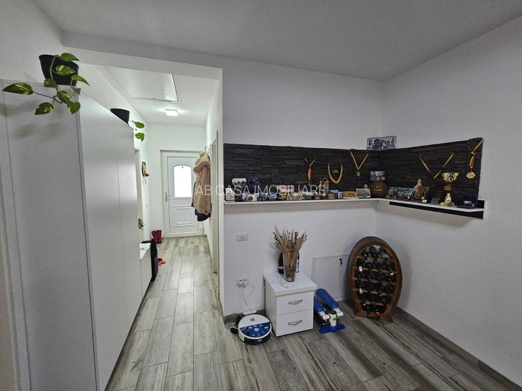 Duplex pe parter, între Moșnița Nouă și Urseni, cu 2 băi, 2 terase, comision 0% - 6