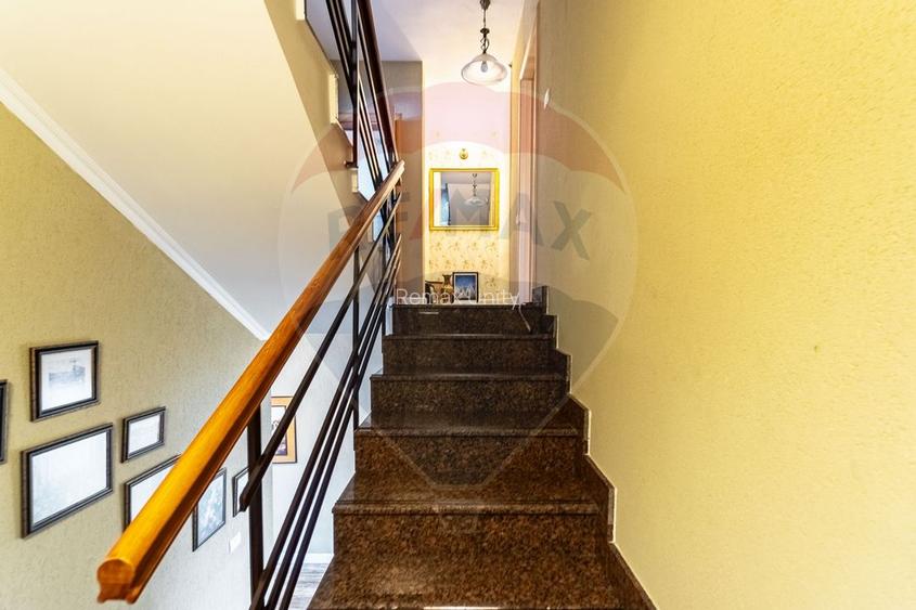 Casă spațioasă 350 mp utili, Teren 650 mp, Garaj subteran, Tractorul - 23