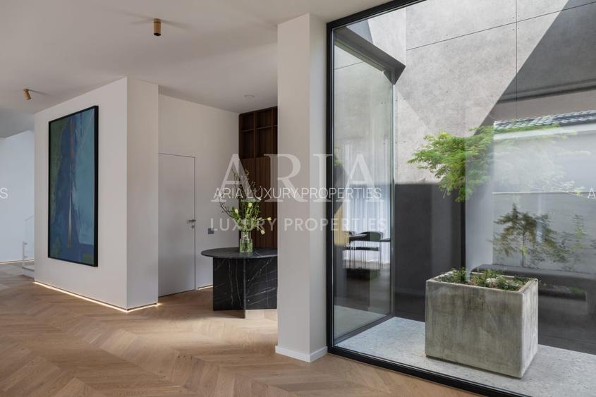 REZIDENȚĂ CONTEMPORANĂ CU DESIGN ICONIC | POZE REALE | - 13