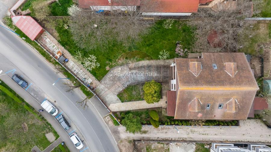 Vilă cu Teren Generos - Tractorul, Potrivită pentru Locuit sau Afacere - 39