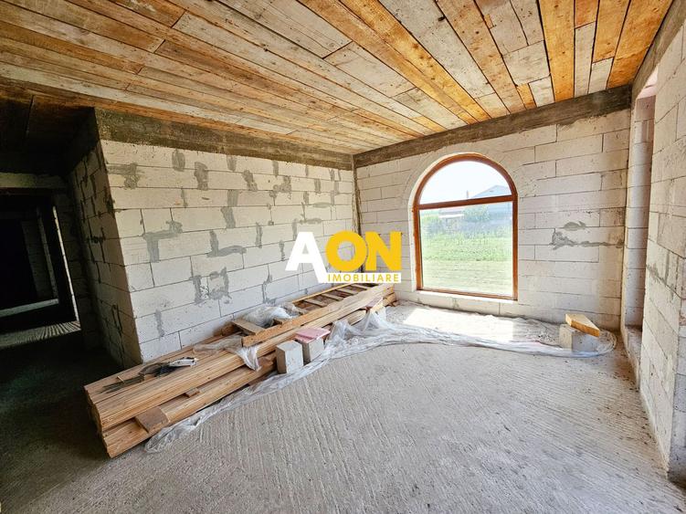 Casa la rosu, 4 camere, 301 mp teren, P+1, zona Alba-Micesti