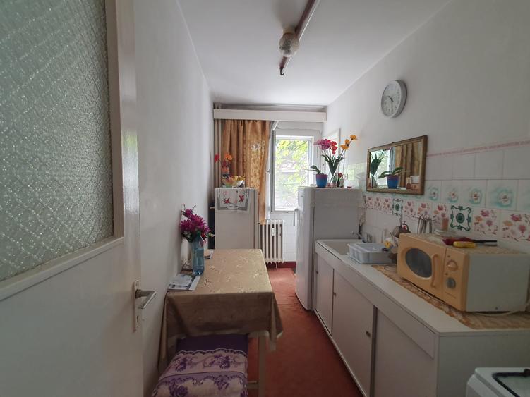 Vand apartament cu 3 camere zona Vlaicu Lebada 5 Colturi