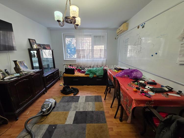 Liviu Rebreanu intersectie 1 Decembrie 1918, langa Auchan Titan, Poarta 4 - 4