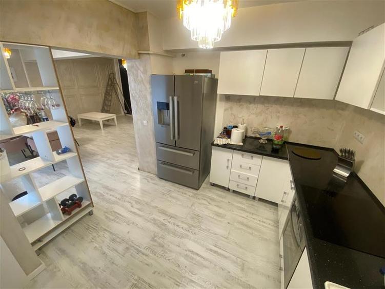Apartament cu 3 camere de vanzare in zona centrala