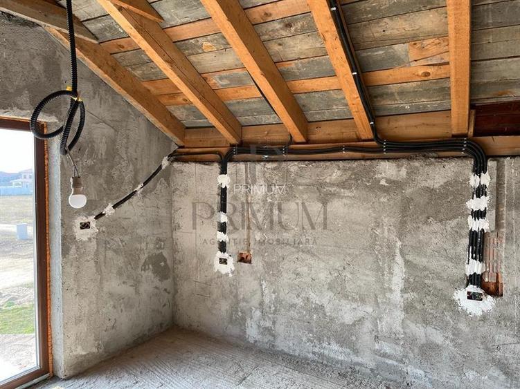 Casa la rosu - toate utilitatile - zona foarte buna - 8