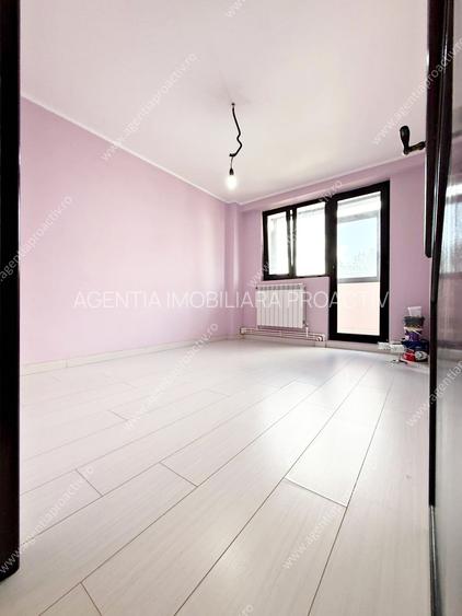 	Apartament cu 3 camere decomandat, la etajul 3, in cartierul Micro 20. - 4