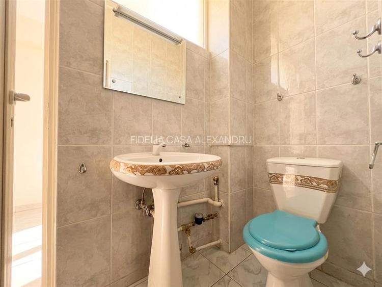Apartament cu 3 camere decomandat, situat în cartierul Nicolina 2 - 11