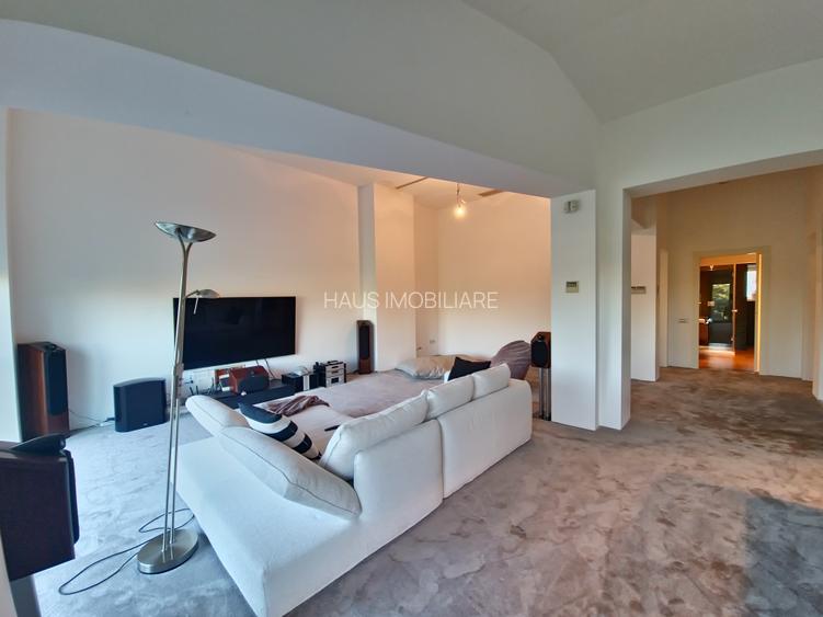 Vila deosebita  la un pas de mare mobilata si utilata - 49