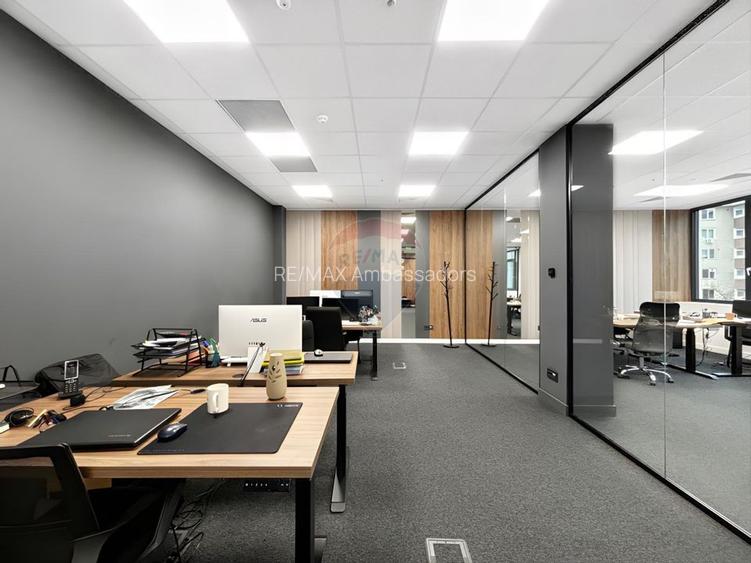 Spațiu comercial ultramodern P+4, Piața Victoriei - 12