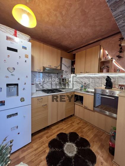 De vanzare- Apartament 3 camere str Luptei - 2