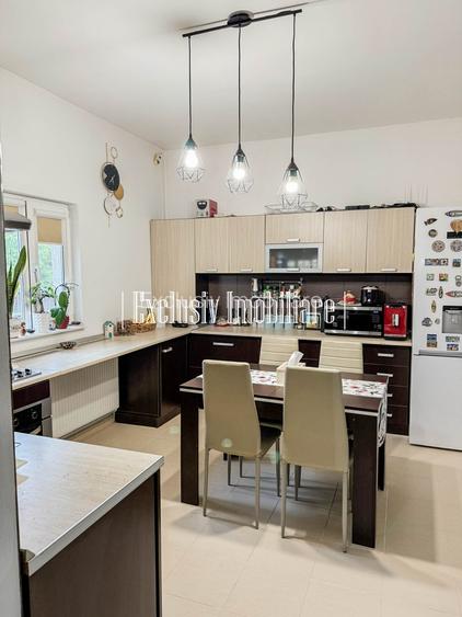 Casa cu Etaj si Curte Mare- 4 camere si 2 bai 130 mp - Parcare 2 Masini - Foisor - 11