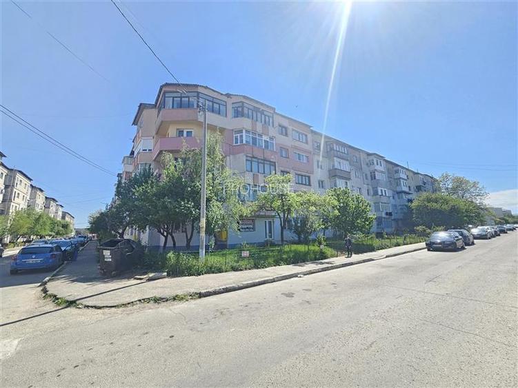 Adjud - spatiu comercial renovat complet - 2