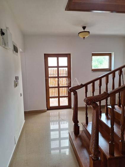 Casa deosebită în Europa – stil clasic, terase și grădină amenajata - 5