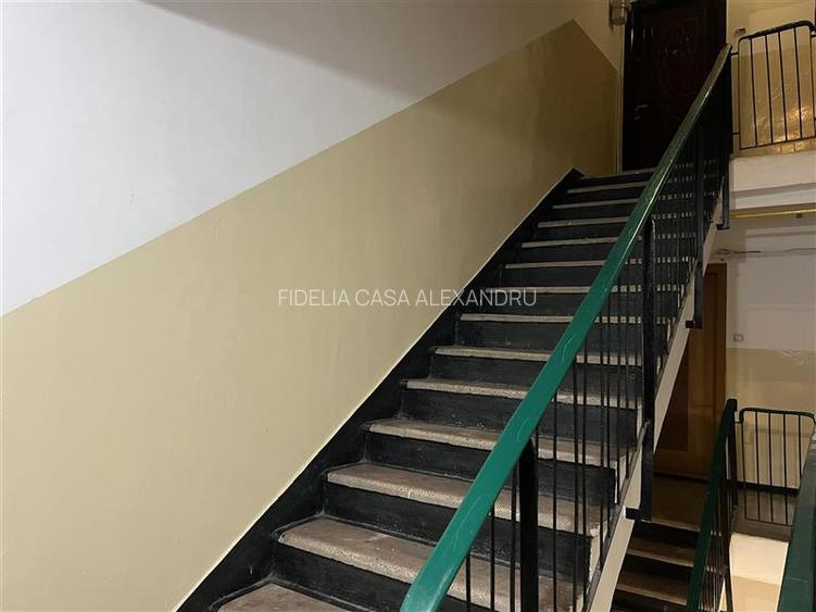Apartament cu 3 camere decomandat, situat în cartierul Nicolina 2 - 13