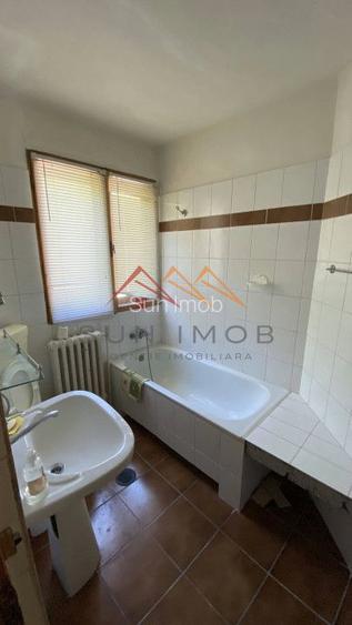 Vila de vanzare, teren 3100 mp, 7 camere, 6 grupuri sanitare, 3 CT, an 1997 - 46