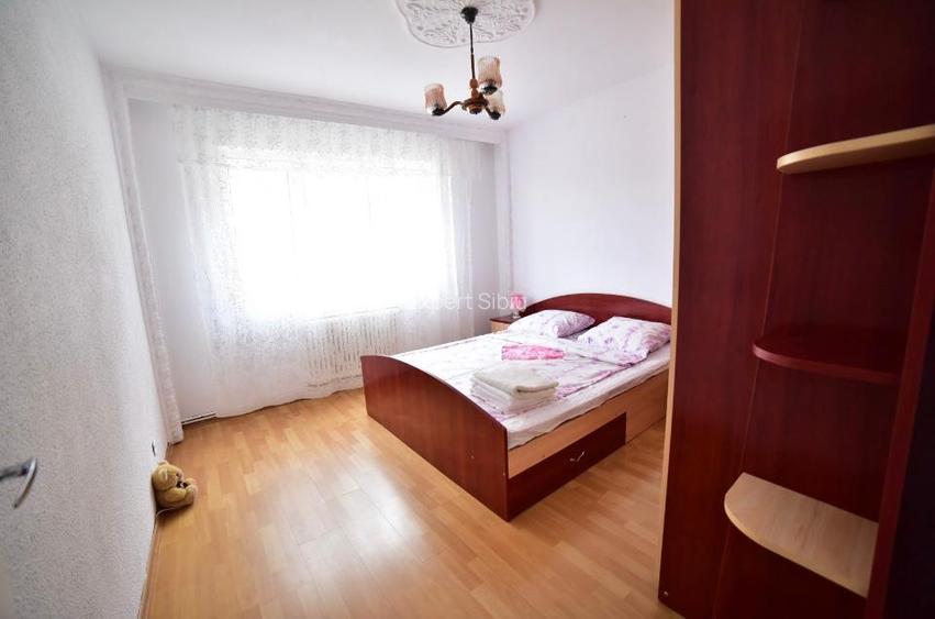 De închiriat apartament 3 camere decomandat – Zona Vasile Aaron, Sibiu - 2