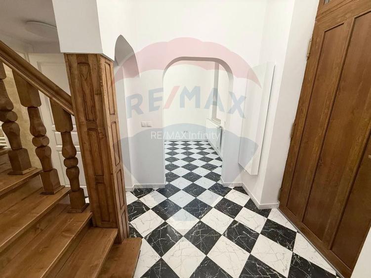 Apartament 4 camere, pe 2 niveluri si curte comuna în Centru - 31