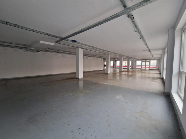 Spaciu comercial parter , bloc nou , 440 mp +Terasa si Locuri Parcare .