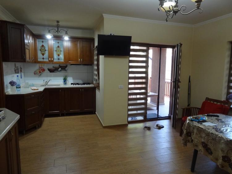 Valu lui Traian Vila 5 camere cu curte.
