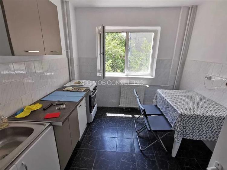 Piata Minis, 2 camere, 3/10, bloc 1984 - 4