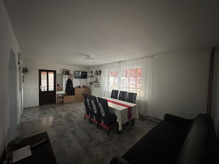 Casa de vanzare in zona  centrala a localitatii - 2