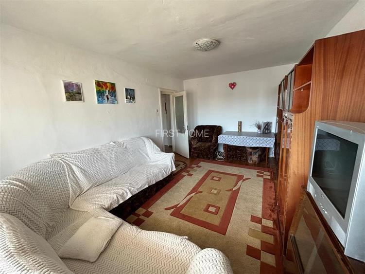 Apartament cu 3 camere de vanzare, zona Ceasul Rau. - 2