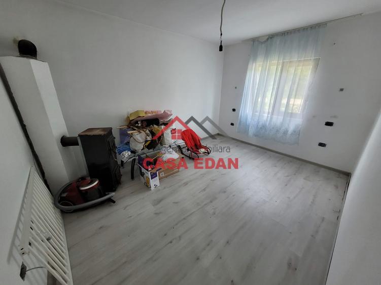 Casa 2010 in Scorteni 7 camere teren 1222mp 62.000e