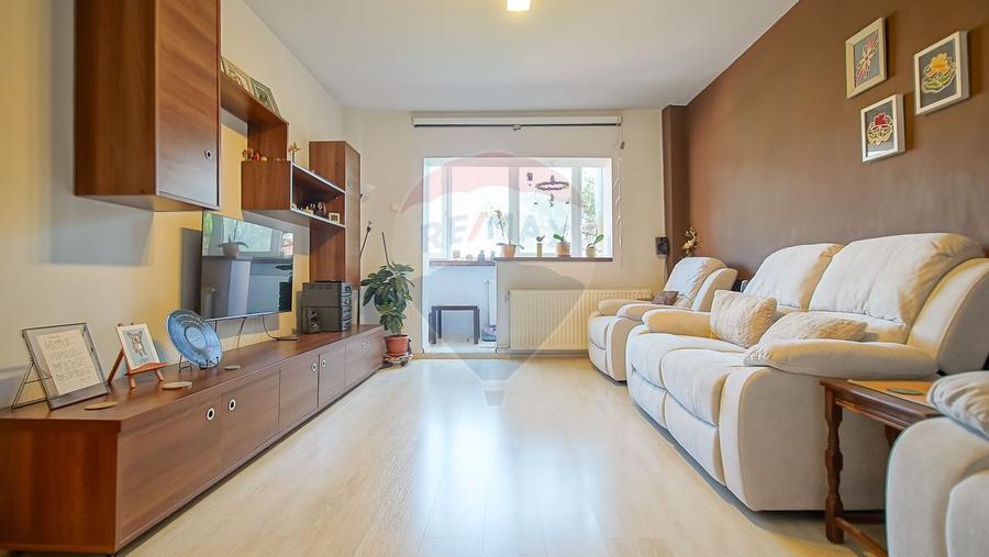 Apartament decomandat 3 camere, 2 băi și parcare – Pietonala Răcădău