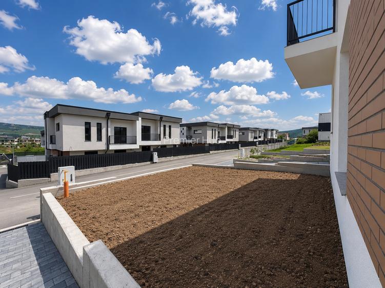Casă cuplată  de vânzare  in cartier privat, zona Terra - 12