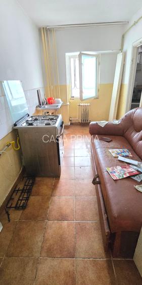 Apartament 3 camere decomandat, 2 bai, balcon inchis, centrala, etaj 1 - 3