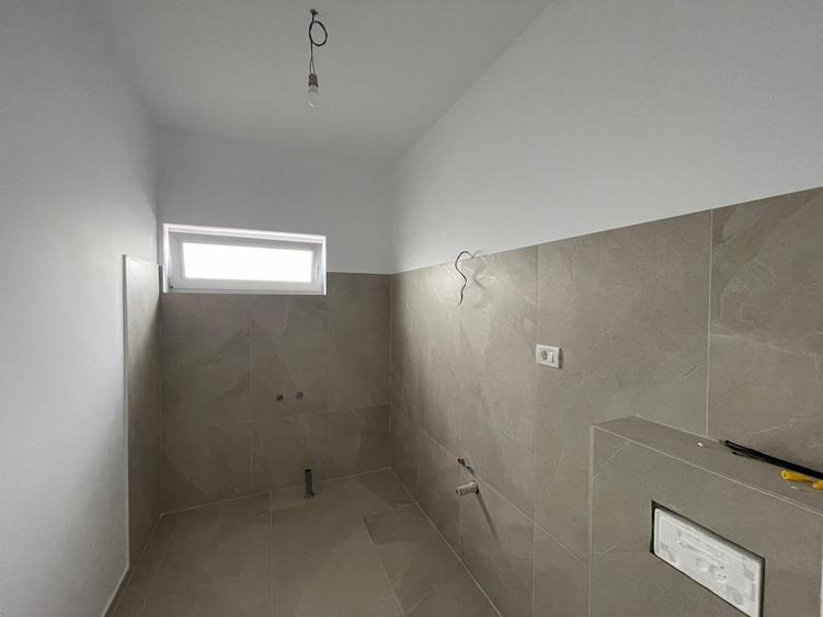 Duplex despartit prin camera tehnica | 5 camere 3 bai | Ghiroda | Asfalt