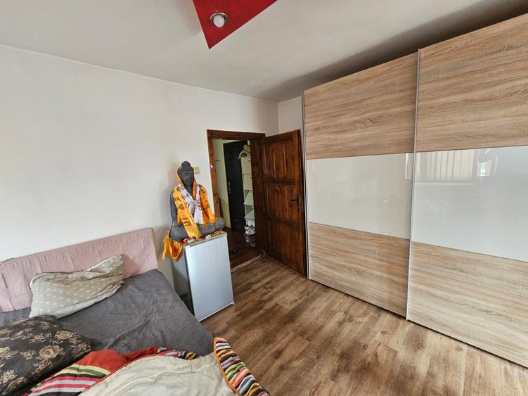 2 apartamente, în casă cu 6 ap, P+E+M, 2000, zona Mircea cel Bătrân, comision 0%