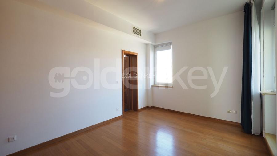 Apartament insorit cu 4 camere si terasa generoasa, 2 garaje - 10