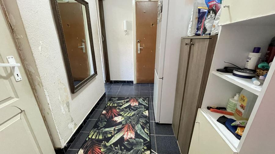 Apartament cu trei camere,etaj 2 - zona Cetatii