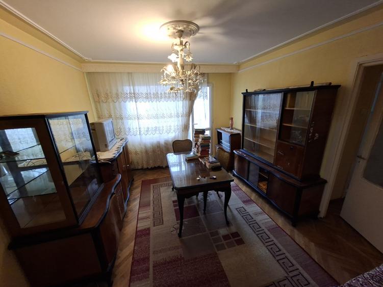 Apartament 2 camere, etajul 2/4, zona Podu Ros
