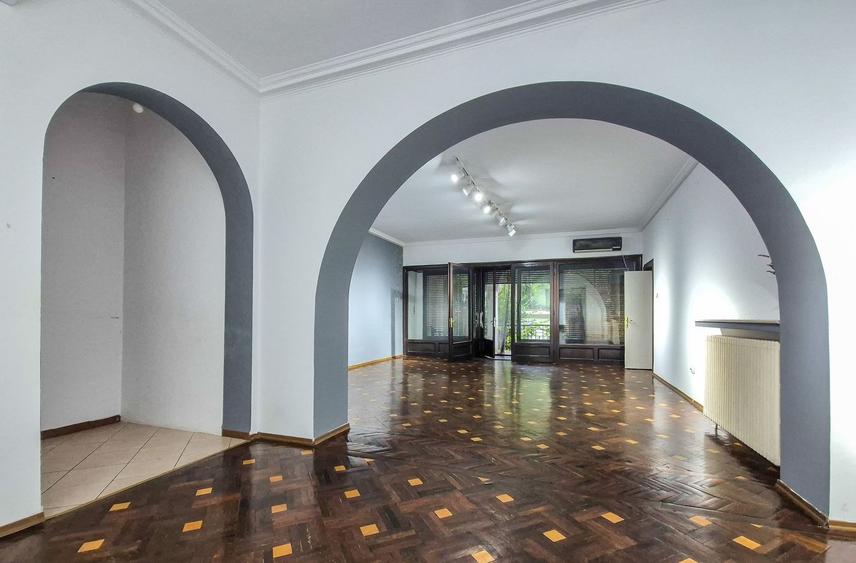 Prestigiu interbelic gradina proprie : Perla ascunsă din Piața Romană