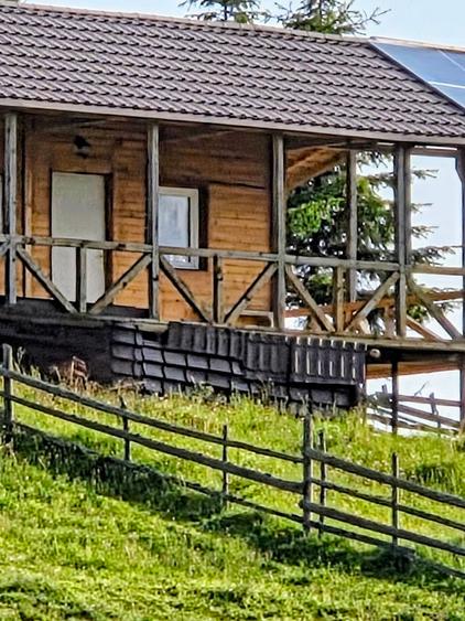Cabană montană cu panoramă Bucegi & Piatra Craiului – Fundata