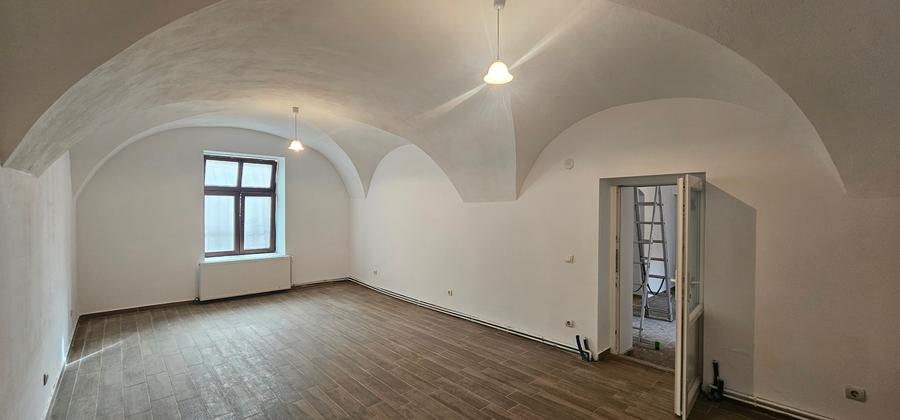 Inchiriez spatiu cu schimbarea de destinatie in alimentatie publica,Piata Mare