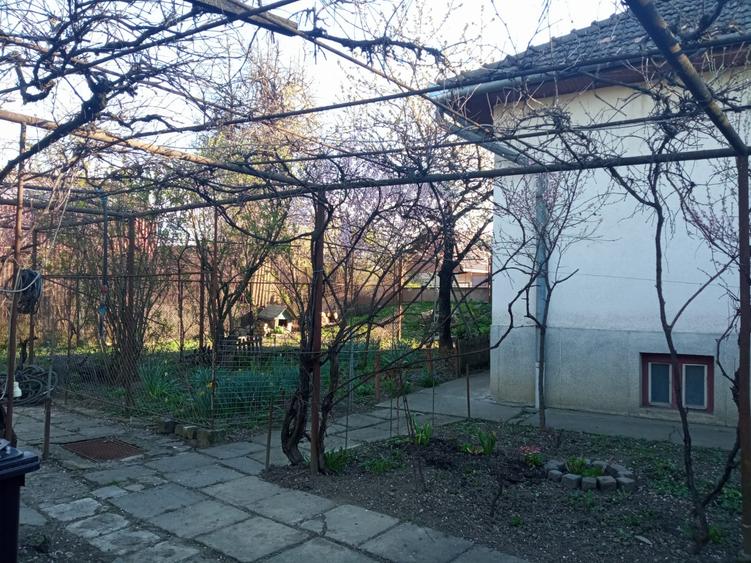 Vand casa cu 4 cam. in zona Muresini