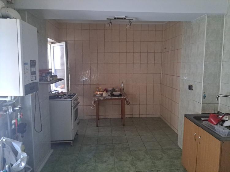 Proprietar locatie mixta locuinta si afacere Frizerie , metrou Bazilescu, 152 mp