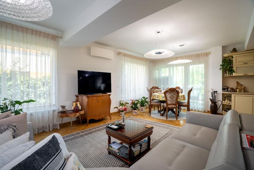 Casă individuală, elegantă, discretă, lumină naturală și confort autentic