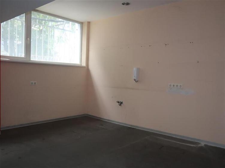 Spatiu comercial, parter, 16 metri vitrina