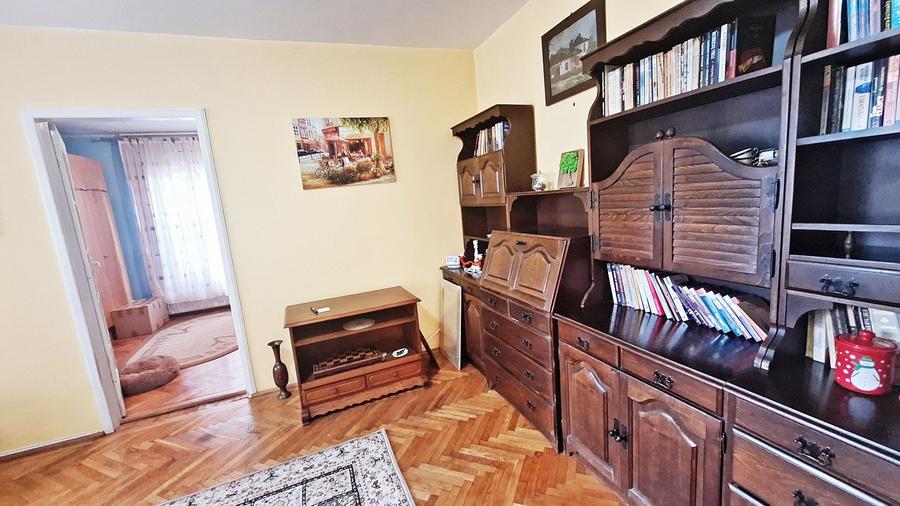 Piata Astra, apartament 2 camere la etajul 1, liber, 93000 euro neg
