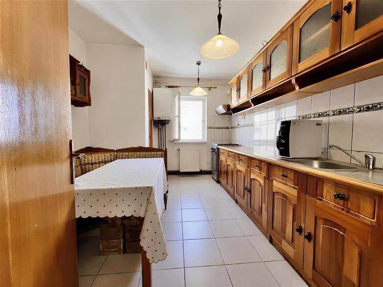 Apartament decomandat cu 4 camere orientat sud zona Cerna